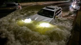 Une voiture sous les eaux dans les rues de New York. 