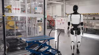 Dans la vidéo publiée par Tesla sur X, on voit Optimus déambuler à travers une usine