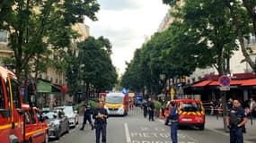 Des policiers et véhicules de secours se trouvent près du lieu où un automobiliste a foncé sur la terrasse d'un café à Paris, le 17 juillet 2024