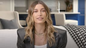 Hailey Bieber dans l'une de ses vidéos YouTube