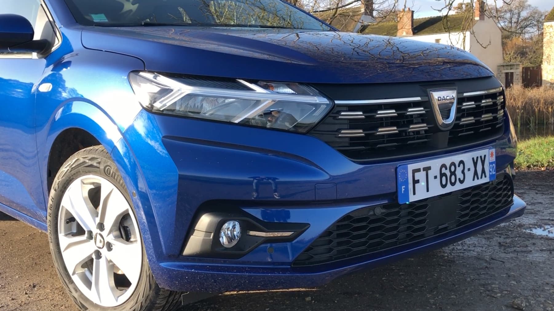 Nouveaux phares, nouvelle calandre, nouvelles poignées... à l'extérieur, la Dacia Sandero change profondément. 