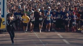 Pierre Sedze et son micro, au premier plan à gauche, lors du semi-marathon de Paris.
