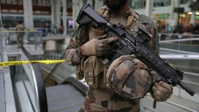 Un soldat de l'opération Sentinelle dans un hall de la gare de Lyon à Paris le 3 février 2024 après une attaque à l'arme blanche