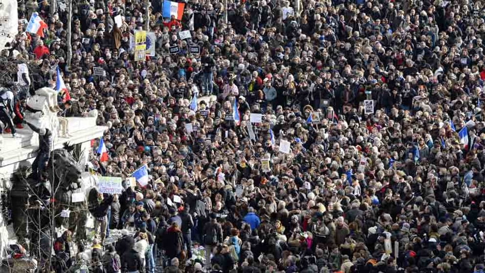 Près de 2h30 avant le début officiel de la "marché républicaine", la place de la République à Paris était déjà submergée de monde.