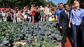 Nicolas Sarkozy et son épouse Carla ont effectué lundi matin une visite surprise à la ferme géante installée par des agriculteurs sur les Champs-Elysées, à Paris. /Photo prise le 24 mai 2010/REUTERS/Philippe Wojazer