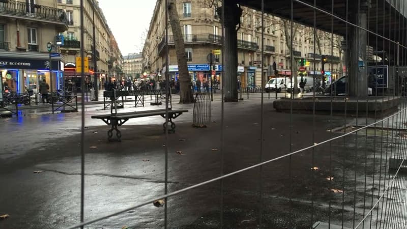 Des grilles ont été installées sous le métro Stalingrad, dans le 18e arrondissement de Paris. 