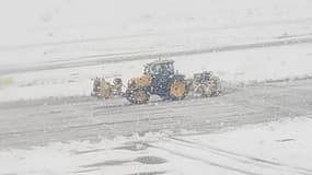 L'aeroport de Paris Roissy sous la neige le 21 novembre 2024, photo prise depuis un avion en attente de décollage
