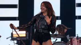 Izïa sur la scène du festival des Francofolies de La Rochelle le 13 juillet 2023.