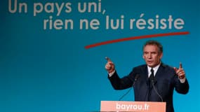 Lors de son premier meeting, qu'il a tenu à Dunkerque, dans le Nord, en terre socialiste, François Bayrou a exhorté jeudi soir le "peuple" français à "ressaisir" son destin dans la crise, un peuple dont il se veut le héraut dans une campagne présidentiell