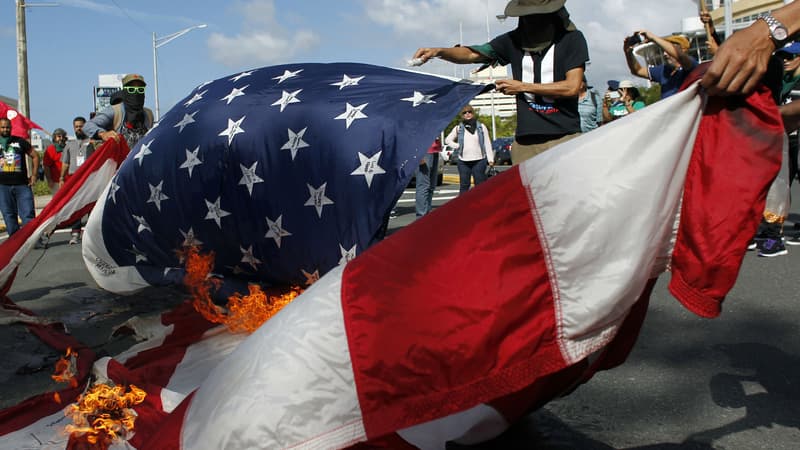 Des manifestants brûlent un drapeau américain, durant le référendum organisé à Porto Rico ce dimanche.