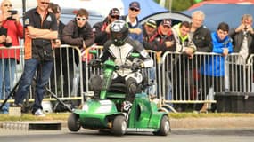 Un scooter de mobilité doté d'un moteur 600cc, juste de quoi battre un record du monde inutile quoique impressionnant. 