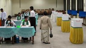 Dans un bureau de vote, à Rangoun. Les Birmans sont appelés aux urnes ce dimanche pour les premières élections pluralistes organisées depuis 1990 dans leur pays. Le scrutin, présenté par la junte comme une étape historique vers la démocratie et boycotté p