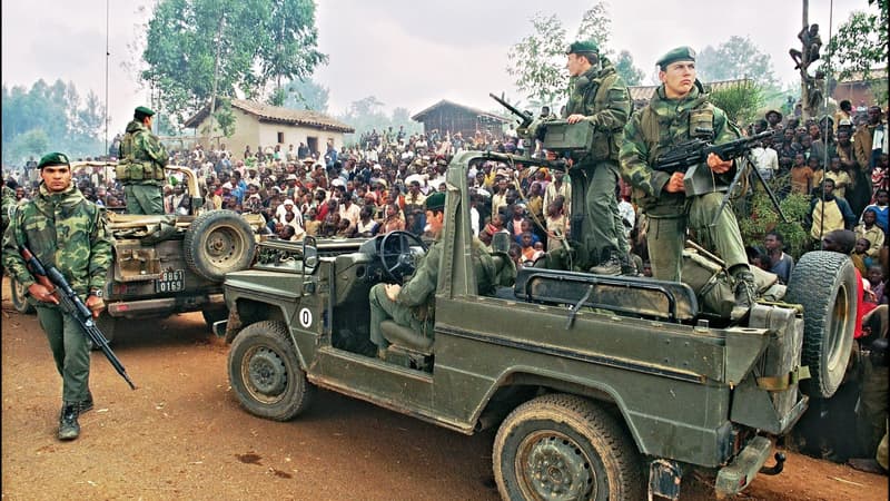 Des soldats français dans un camp de réfugiés, le 3 juillet 1994, près de Butare, dans le sud du Rwanda.
