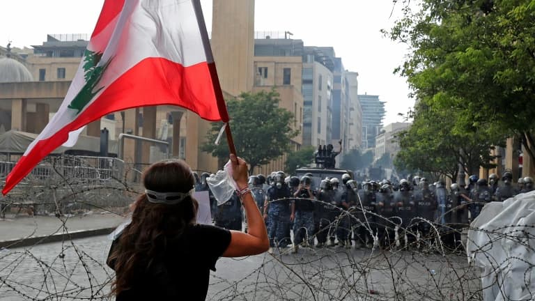 Une manifestante faire face à des forces de sécurité lors d'une manifestation à Beyrouth, le 8 août 2020