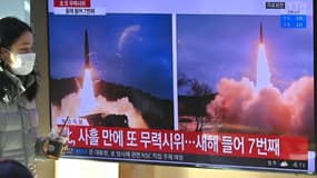Un écran de télévision diffuse des images d'un tir de missile nord-coréen, le 30 janvier 2022 dans une gare de Séoul, en Corée du Sud