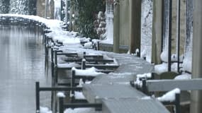 La neige a recouvert les passerelles qui mènent aux habitations inondées à Villeneuve-Saint-Georges.