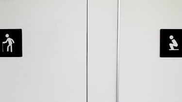 Portes de toilettes à Singapour, en août 2012.
