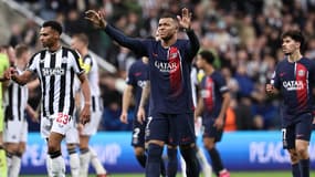 Kylian Mbappé salue les supporters du PSG après la défaite à Newcastle, le 5 octobre 2023