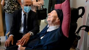 Soeur André, 118 ans, nouvelle doyenne de l'humanité, et le maire de Toulon Hubert Falco, le 26 avril 2022 dans sa maison de retraite à Toulon, dans le Var
