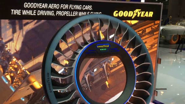 Ce concept de pneumatique Goodyear permet à la fois de rouler sur route, puis se transforme en turbine pour faire voler l'appareil. 