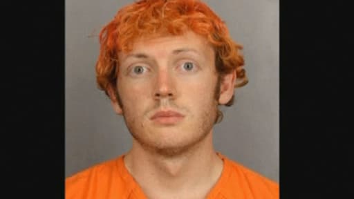 Vêtu d'une combinaison rouge de prisonnier, James Holmes- qui arborait une chevelure orange lors de sa première comparution en juillet- regardait droit devant lui et n'a parlé à personne.