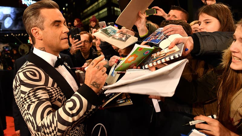 Le chanteur Robbie Williams et des fans le 18 novembre 2016
