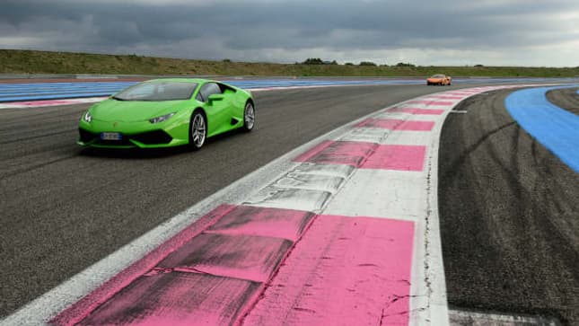 La Lamborghini Huracan, devant la McLaren 570S sur le circuit du Castellet La Lamborghini Huracan, devant la McLaren 570S sur le circuit du Castellet