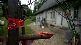 Du ruban de balisage placé par les enquêteurs devant la maison de la famille de Célya, la fillette enlevée par le compagnon de sa mère et retrouvée morte, le 12 juillet 2024 à Saint-Martin-de-l'If, en Seine-Maritime