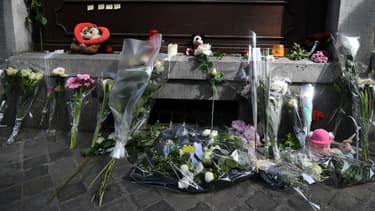 Des fleurs déposées dans la rue où deux policiers ont été tués à Liège