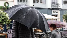 Un homme marche avec un parapluie sous la pluie à Lille, dans le nord de la France, le 21 mai 2024.