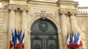 Le gouvernement français a annoncé mercredi 200 mesures de simplification pour les entreprises et les particuliers ainsi que des baisses de dépenses et de niches fiscales qui doivent réduire le déficit public de trois milliards d'euros l'an prochain. /Pho