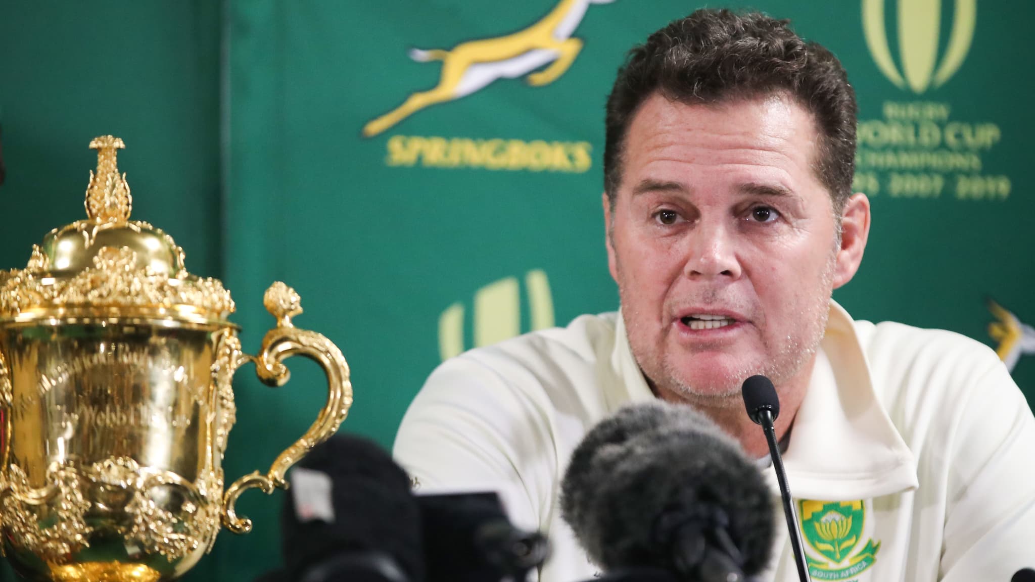 Rassie Erasmus avec le trophée de la Coupe du monde de rugby en 2019 Rassie Erasmus avec le trophée de la Coupe du monde de rugby en 2019