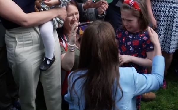La princesse de Galles réconfortant une fillette à Windsor, le 7 mai 2023.