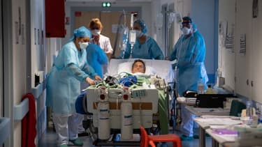 Un patient dans le bloc post-réanimation de l'hôpital de Mulhouse, le 17 avril 2020
