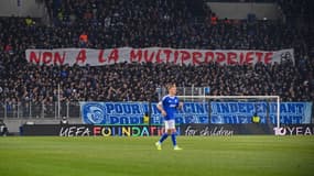 Une banderole "Non a la multipropriété" lors du match Strasbourg-Breidablik, le 18/12/2025