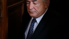 Dominique Strauss-Kahn mardi à sa sortie du tribunal de grande instance de Paris, où il a dénoncé "le caractère méprisable" du livre "Belle et bête" de Marcela Iacub. Le juge des référés a enjoint à l'éditeur de cet ouvrage, dans lequel l'essayiste évoque