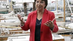 Martine Aubry à La Rochelle, samedi, lors de l'université d'été du PS. La candidate à la primaire socialiste s'est rendue lundi à Marseille où elle a promis de rétablir les 10.000 emplois de policiers et gendarmes supprimés ces dernières années, se posant