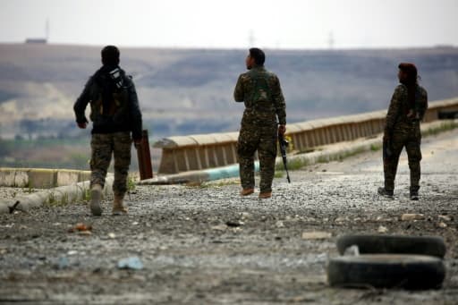 Des combattants des Forces démocratiques syriennes inspectent le barrage de Tabqa, le 27 mars 2017 partiellement repris aux jihadistes de l'EI Des combattants des Forces démocratiques syriennes inspectent le barrage de Tabqa, le 27 mars 2017 partiellement repris aux jihadistes de l'EI