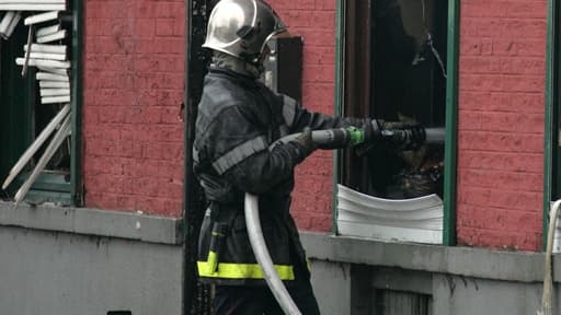 Selon un témoin, « une jeune fille a dit aux pompiers : il a allumé un mouchoir en papier, l’a jeté dans la poubelle, et a poussé la poubelle vers une porte ».