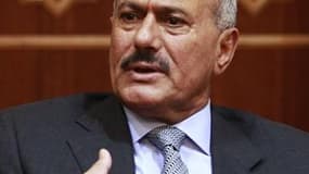 Le président yéménite Ali Abdallah Saleh est arrivé samedi en Arabie Saoudite pour s'y faire soigner, plongeant un peu plus le Yémen dans l'incertitude après des mois de contestation contre son règne de 33 ans. /Photo prise le 25 mai 2011/REUTERS/Khaled A