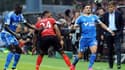 Rémy Cabella tente de percer la défense guingampaise sous les yeux de Michel