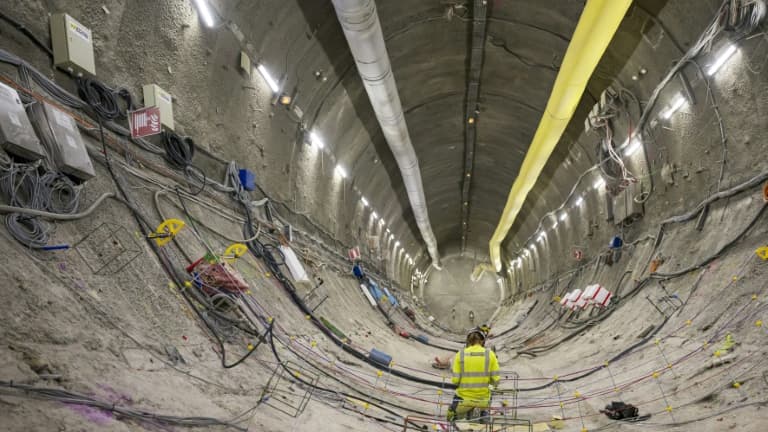 Un ingénieur installe des capteurs de mesure dans une galerie située à 490 mètres de profondeur du projet d'enfouissement de déchets nucléaires Cigéo, à Bure dans la Meuse le 8 août 2024
