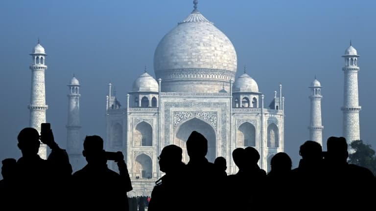 Des touristes visitent le Taj Mahal, à Agra le 12 janvier 2020 (photo d'illustration)