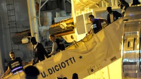 En juillet, le navire des gardes côtes italiens Diciotti avait déjà débarqué des migrants  secourus au large de l'île de Lampedusa en Sicile 