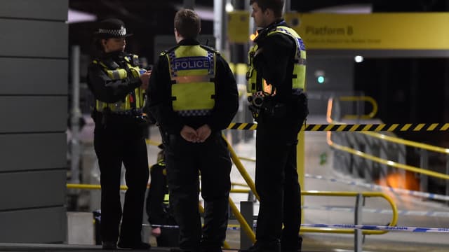 Des policiers britanniques près du lieu de l'attaque survenue le 31 décembre 2018 à Manchester, au Royaume-Uni. 