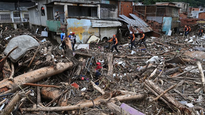 Des secouristes dans les décombres après un glissement de terrain à Las Tejerias, au Venezuela 