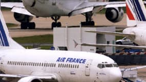 C'est à bord d'un avion d'Air France que les cercueils des deux otages français retrouvés morts samedi au Niger se sont posés, mercredi matin, à l'aéroport Roissy-Charles de Gaulle.