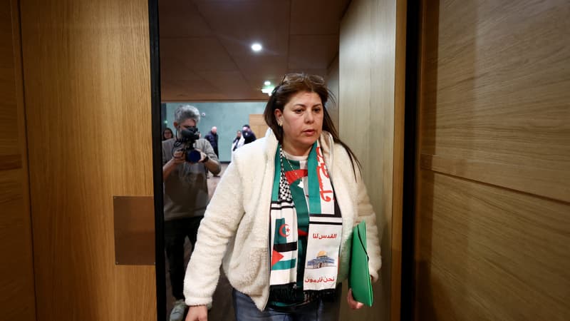 La blogueuse vidéo et influenceuse franco-algérienne Sofia Benlemmane arrive au tribunal de Lyon, dans le sud-est de la France, le 18 mars 2025, pour « incitation directe à un acte de terrorisme ».