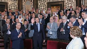 Le président Bachar al Assad (au centre) a prononcé dimanche un discours d'une heure devant le Parlement syrien. Il y a énergiquement condamné le massacre de Houla qui a fait plus de 100 morts il y a dix jours et a appelé les Syriens à s'unir pour mettre