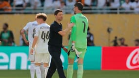 Xabi Alonso et Thibaut Courtois après le match Real Madrid-Al-Hilal (1-1, Coupe du monde des clubs), le 18 juin 2025